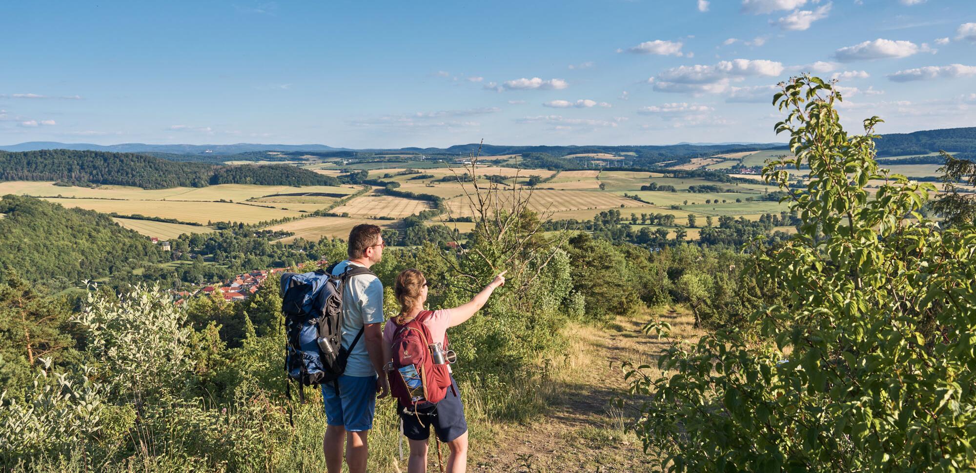 Wanderer am Wisch mit Blick auf Creuzburg und den Thüringer Wald