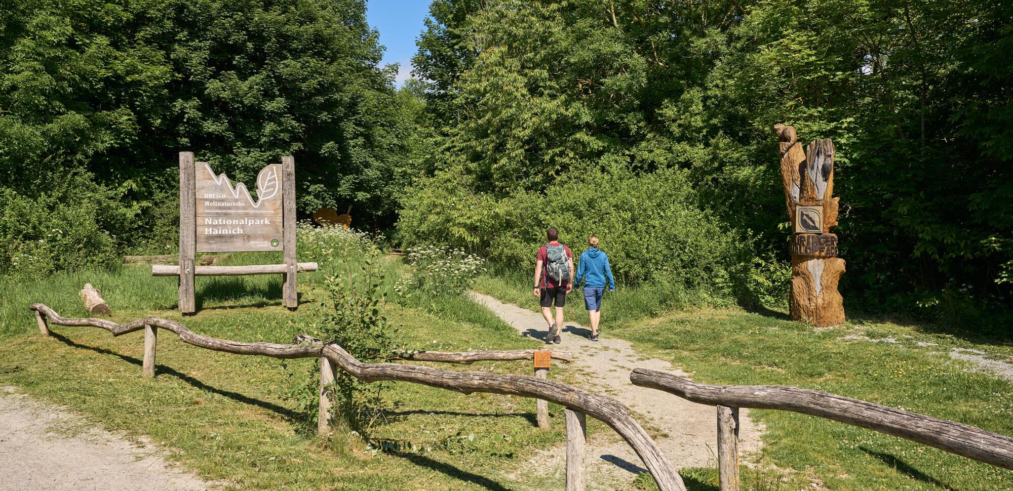 Wanderer am Craulaer Kreuz im Nationalpark Hainich