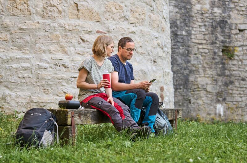 Wanderer bei einer Rast an der Burgruine Haineck bei Nazza