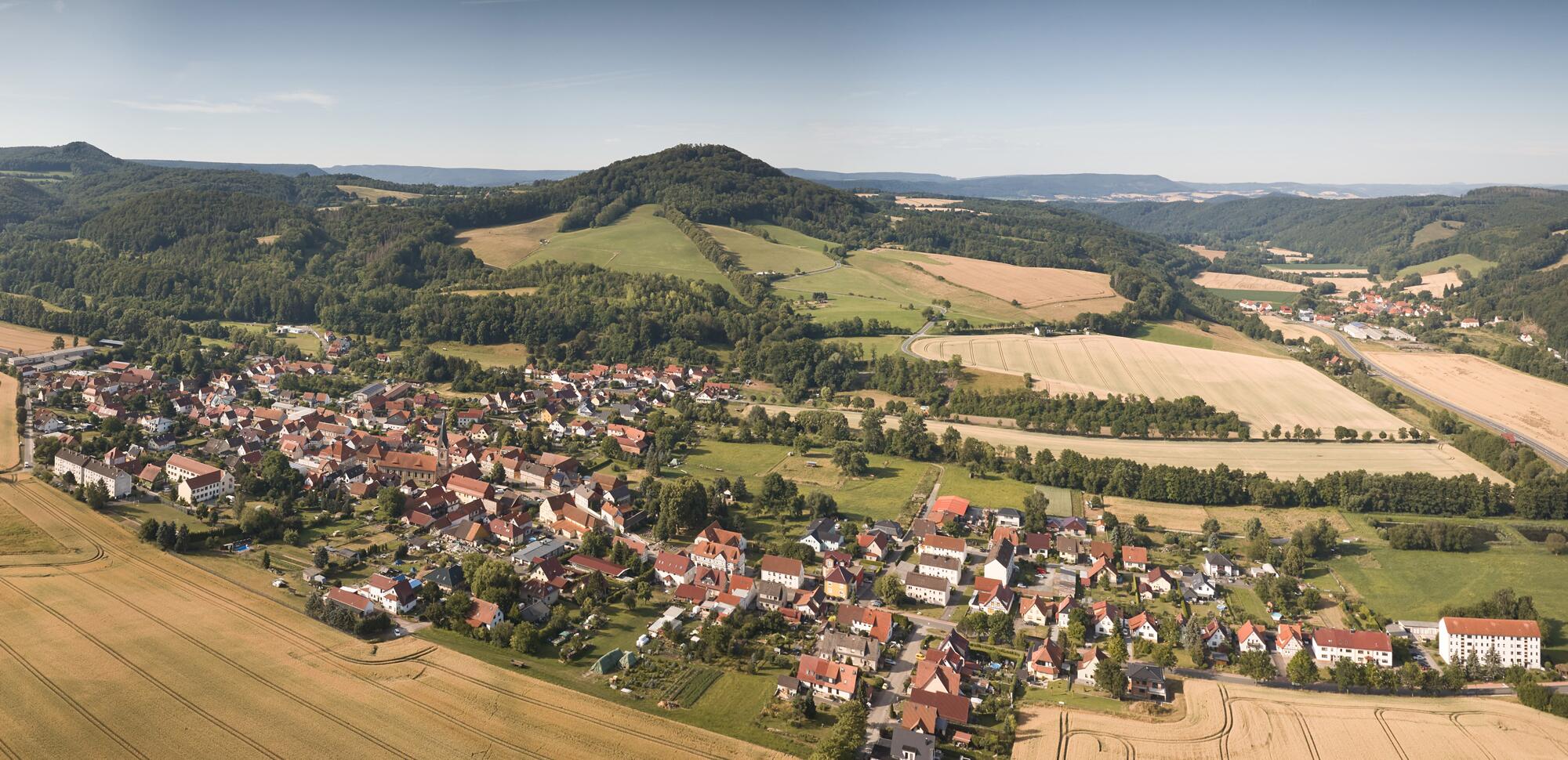 Blick auf Geismar mit Hülfensberg im Hintergrund