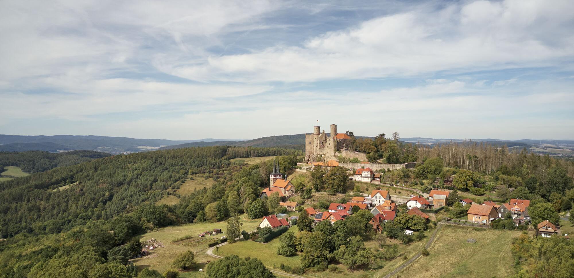 Blick auf das Dorf Bornhagen und die Burgruine Hanstein