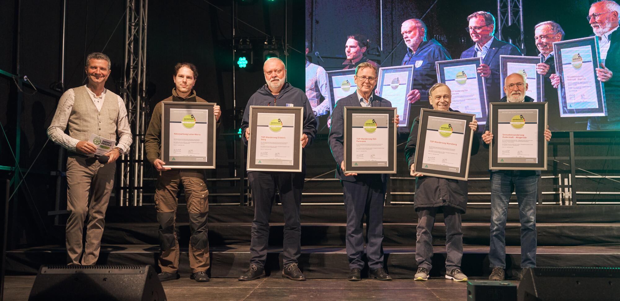 Feierliche Übergabe der Zertifikate Qualitätsweg "Wanderbares Deutschland" im Rahmen des 122. Deutschen Wandertages in Heilbad Heiligenstadt v.l.n.r. Heiko Lendeckel Moderator, Paul Brandenburg Naturpark Eichsfeld-Hainich-Werratal, Helmut Heiland Stadt He